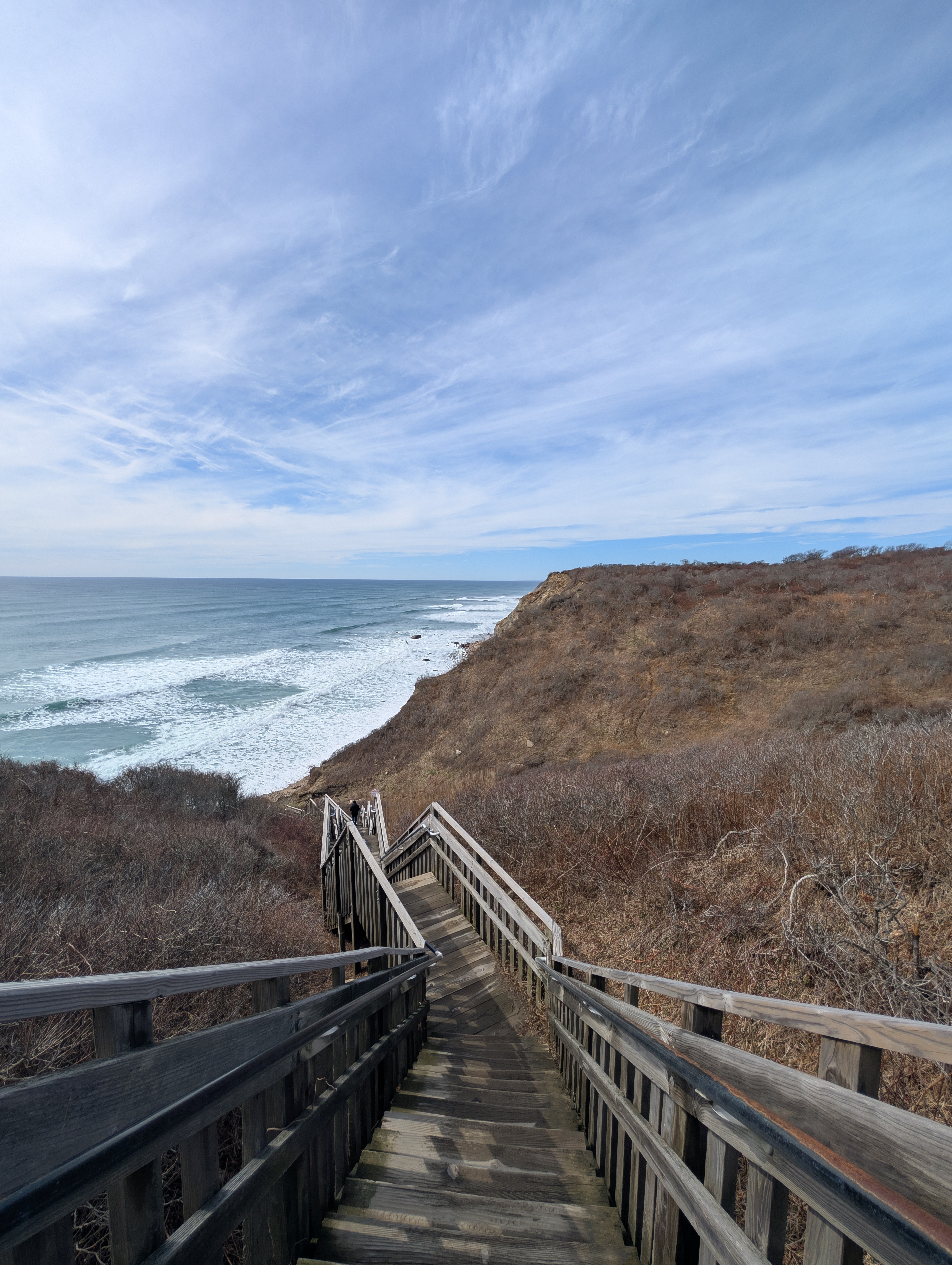 mohegan bluff boardwalk overlooking the ocean